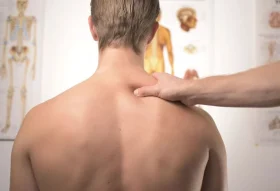 it-blog-dolori-cervicale-uomo-girato-di-schiena-1